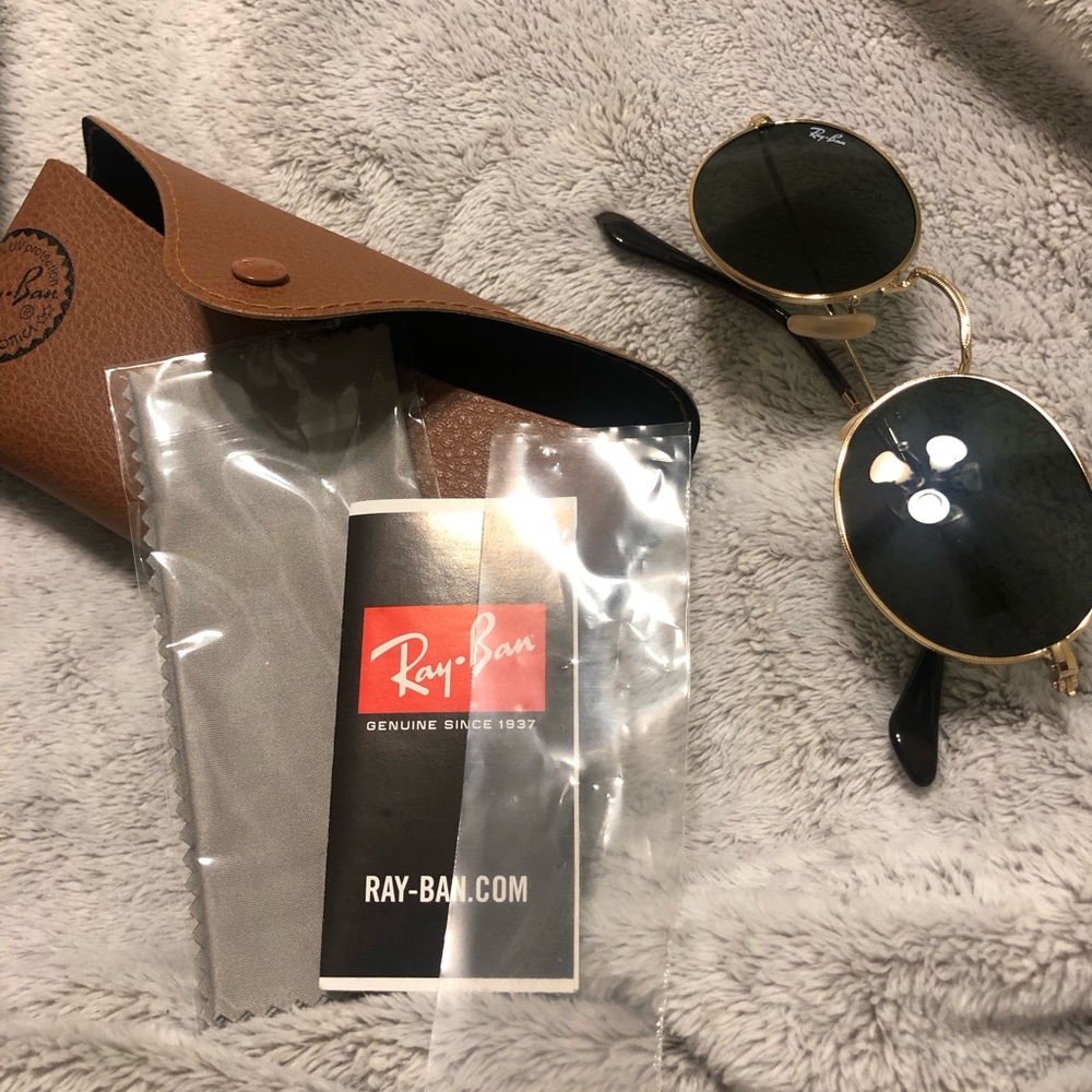 Ray-Ban Gold Frame Sunglasses with Green Lenses - Picture 9 of 9